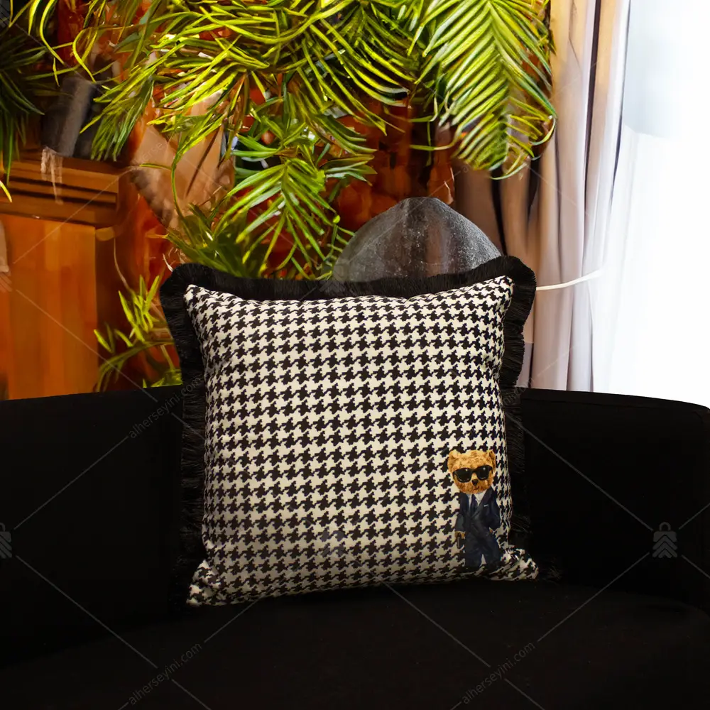 Bay Yakışıklı Ayı Desen Dekoratif Yastık EY396